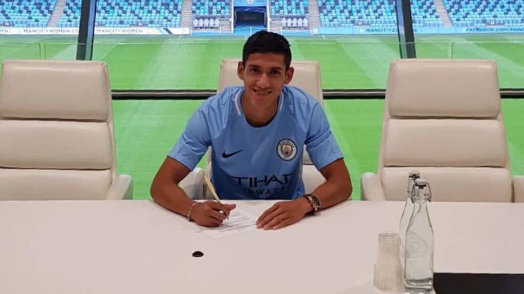 Uriel Antuna signing a contract for manchester city