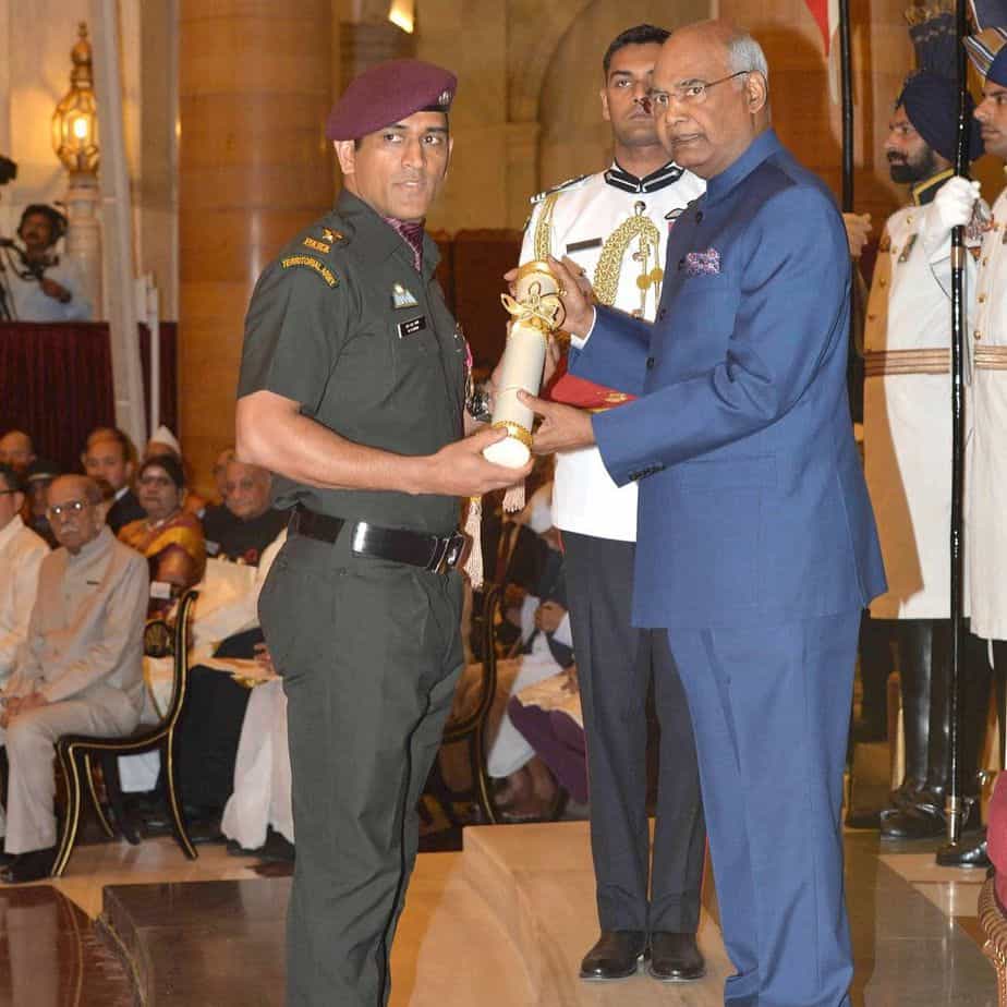 ms dhoni receiving padma bhusan award