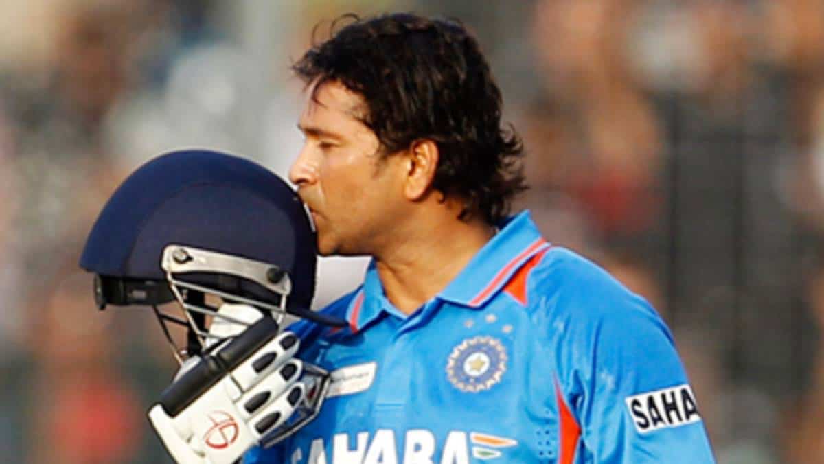 Sachin Tendulkar kissing his helmet