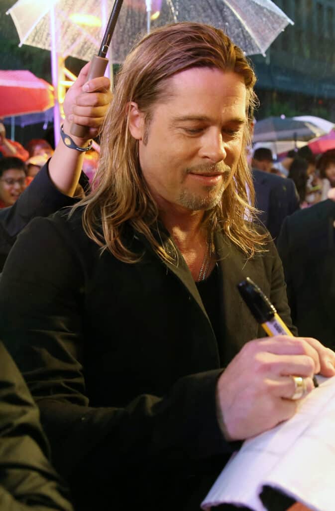 Brad Pitt Signing Autograph.