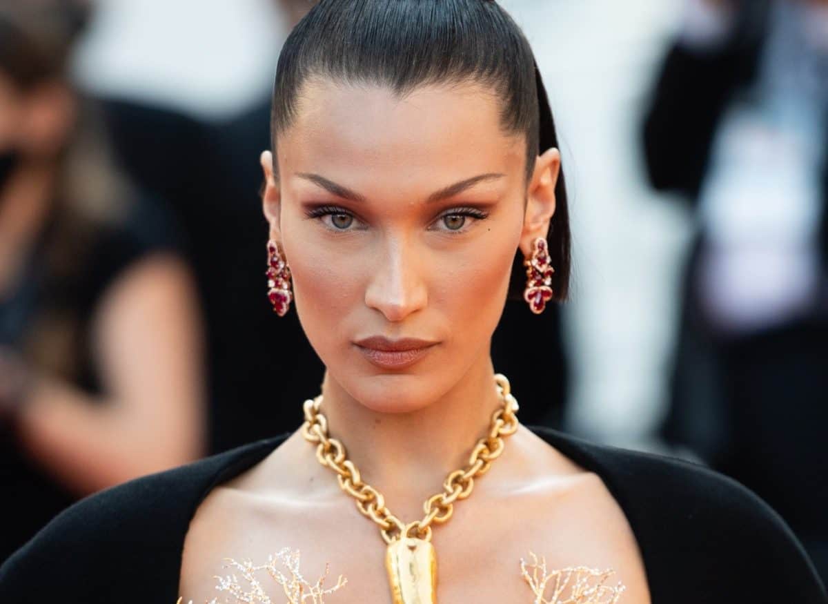 bella-hadid-posing-for-a-picture