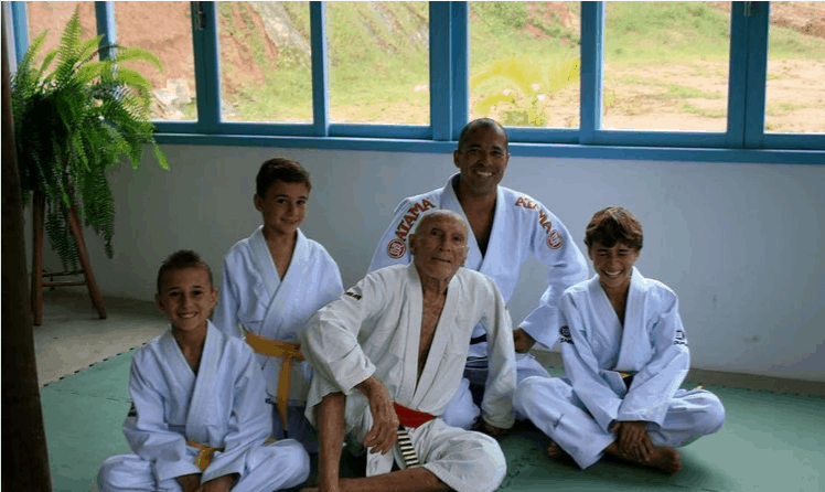 Royce Gracie with his kids