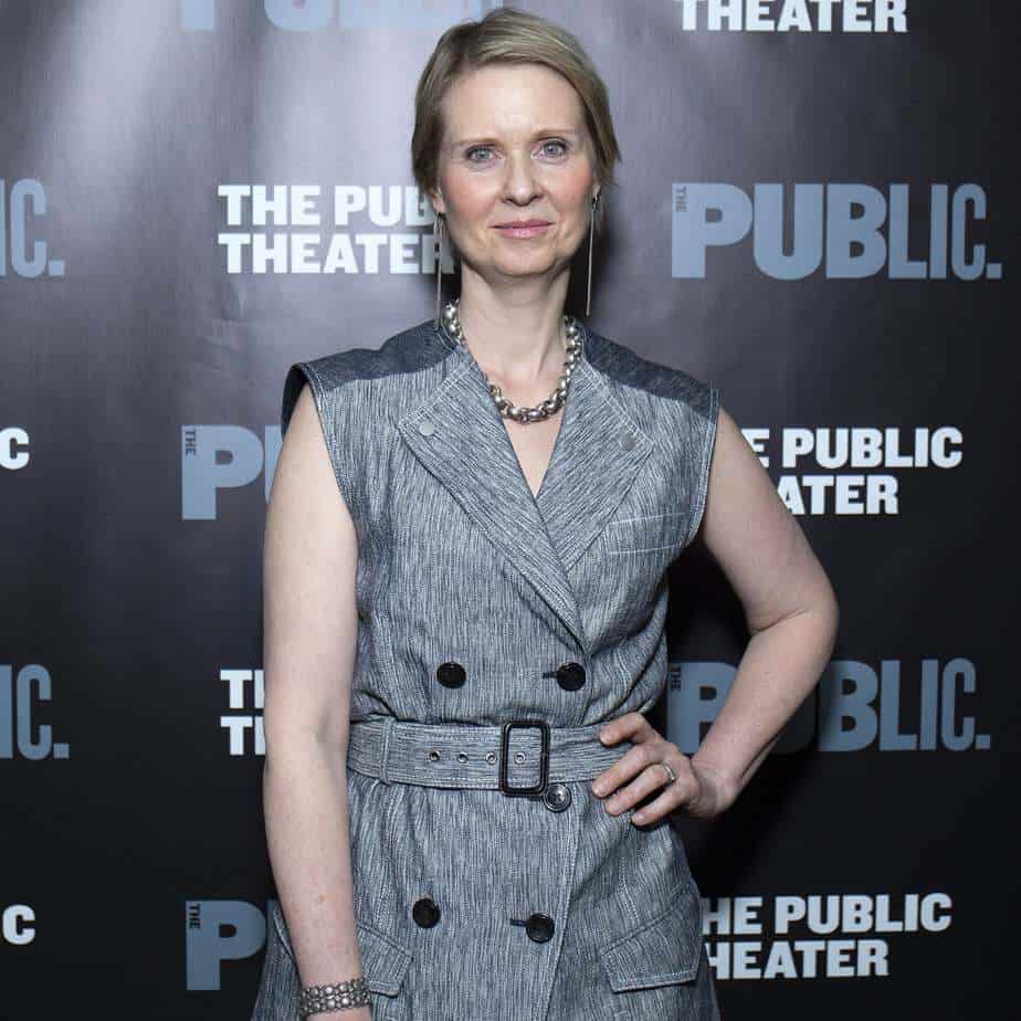 Cynthia-Nixon-posing-for-a-photo