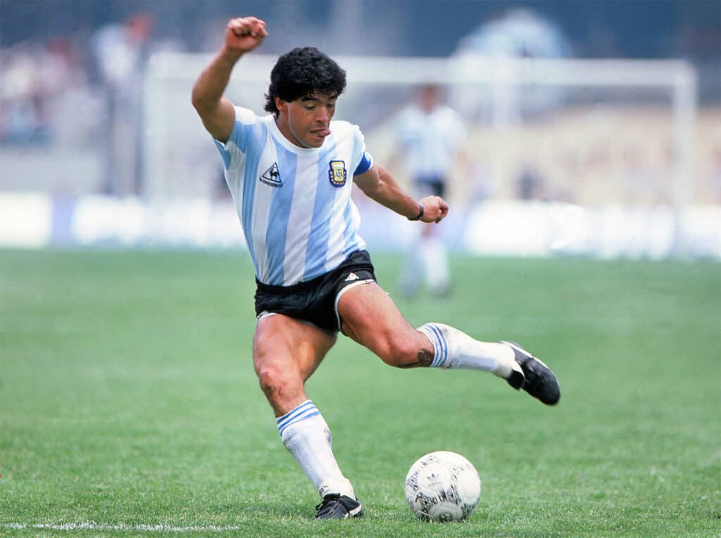 Diego-Maradona-showing-his-skill