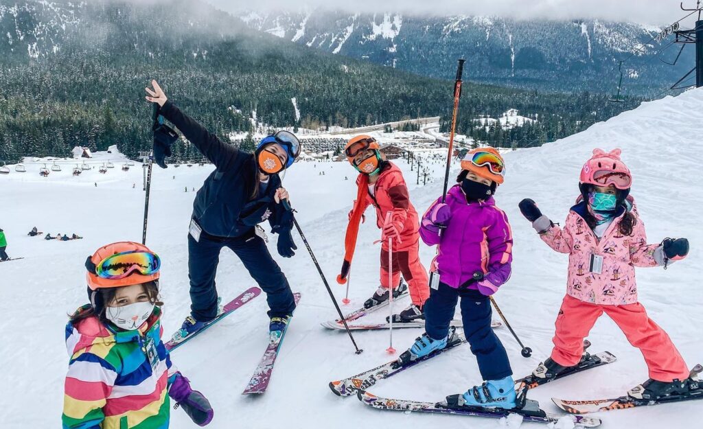 Family-enjoying-skiing