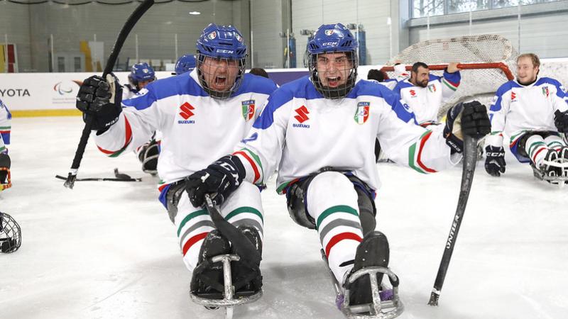 Ice-Hockey-players-posing-for-a-photo