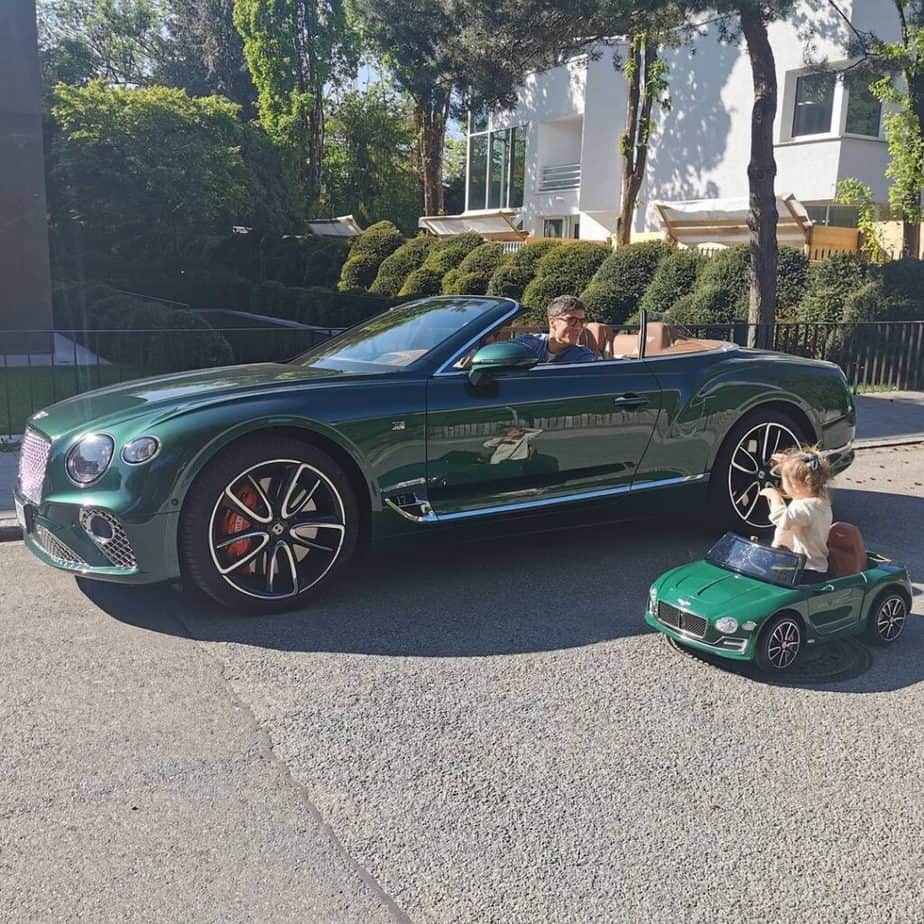 Robert Lewandowski and his daughter with their each car.