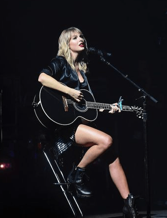 Taylor-Swift-perfoming-a-song-at-her-concert-in-Paris