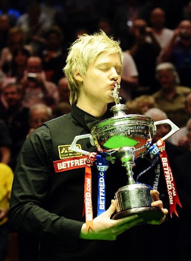 neil-robertson-kissing-his-trophy-after-winning-2010-world-championship