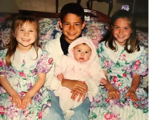 Little Amy in blue scrunchie with her Siblings. (Source: Amy Cole Instagram)