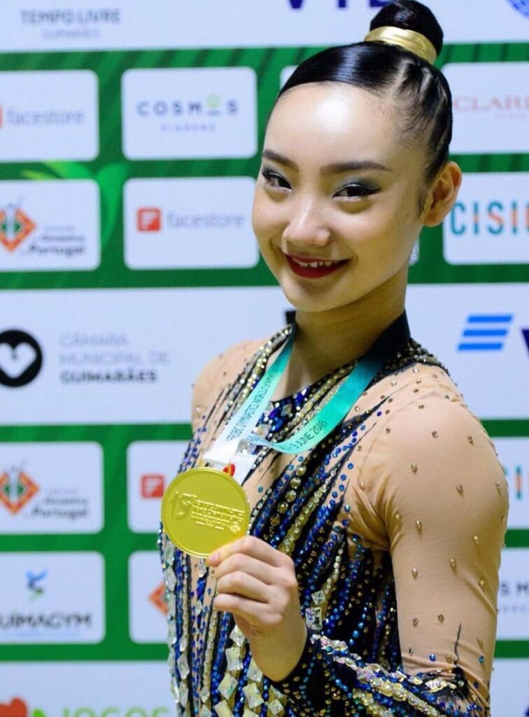 Riri Kitazume shows of her gold medal