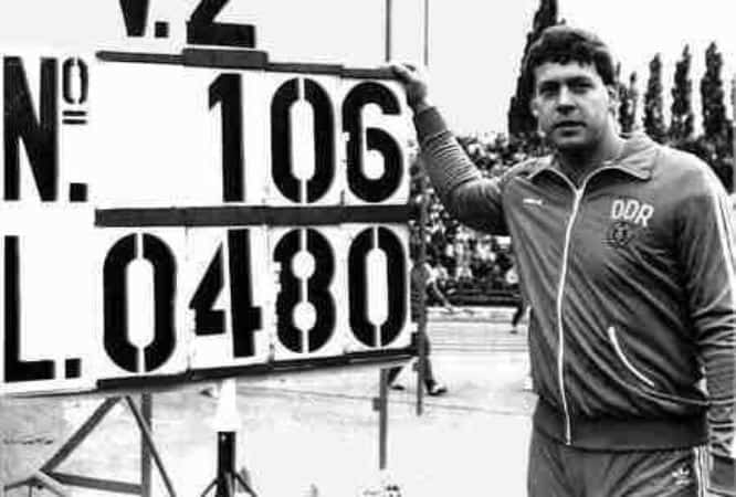 Uwe Hohn making 104.80 meters record