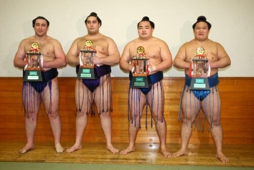 Kaisei Ichiro with four other rikishi with awards