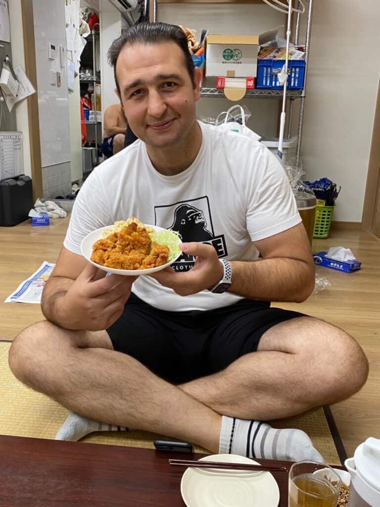 Kotooshu Katsunori with food in his sable