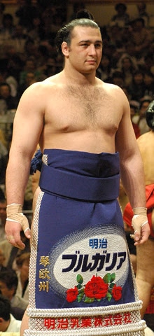 Kotooshu Katsunori standing as sumo