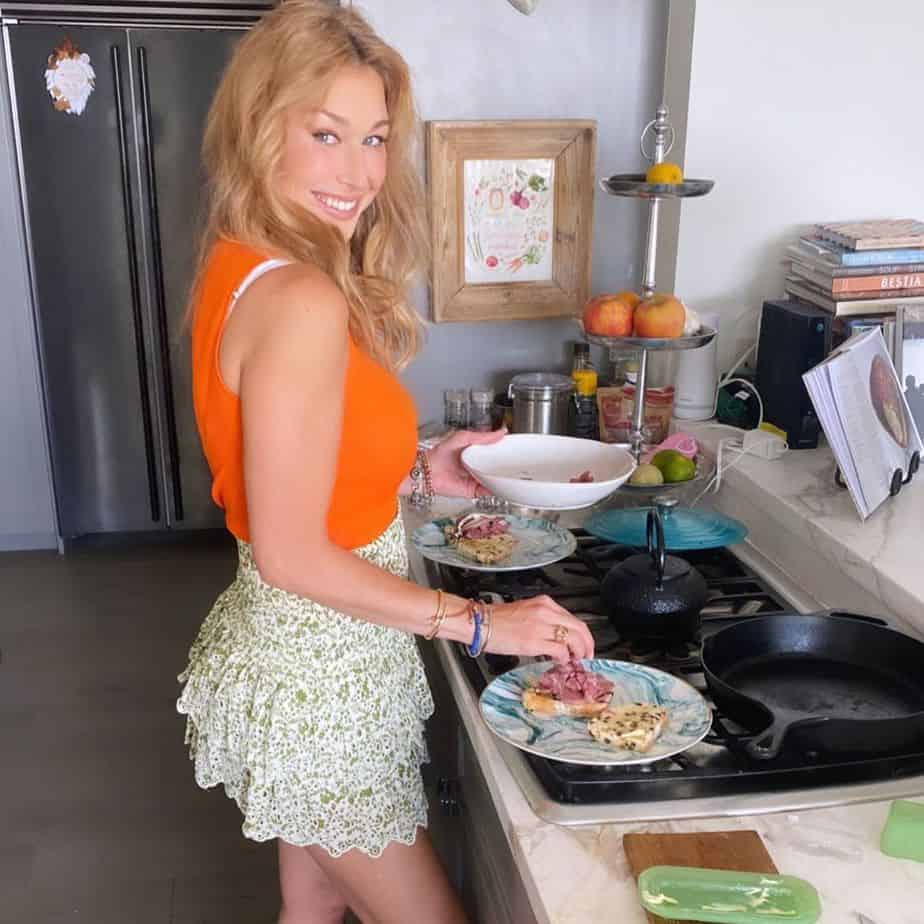 Marielle-Hadid-in-the-kitchen.