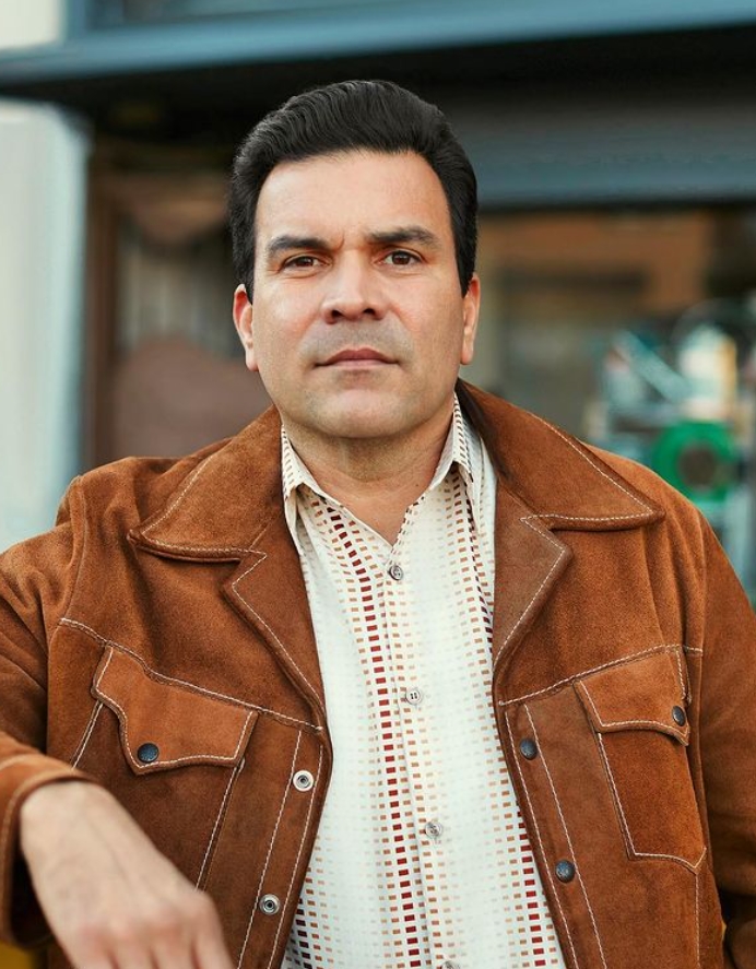  Ricardo Chavira posing with brown jacket