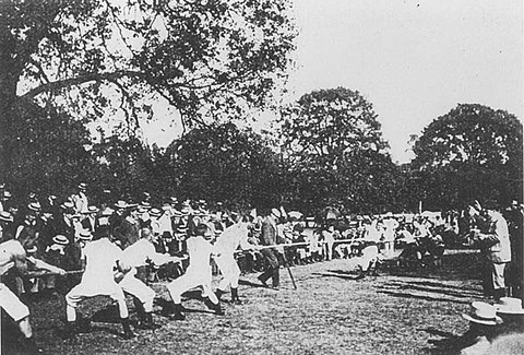 Zubiría's team at the 1900 Tug-of-war Olympics.