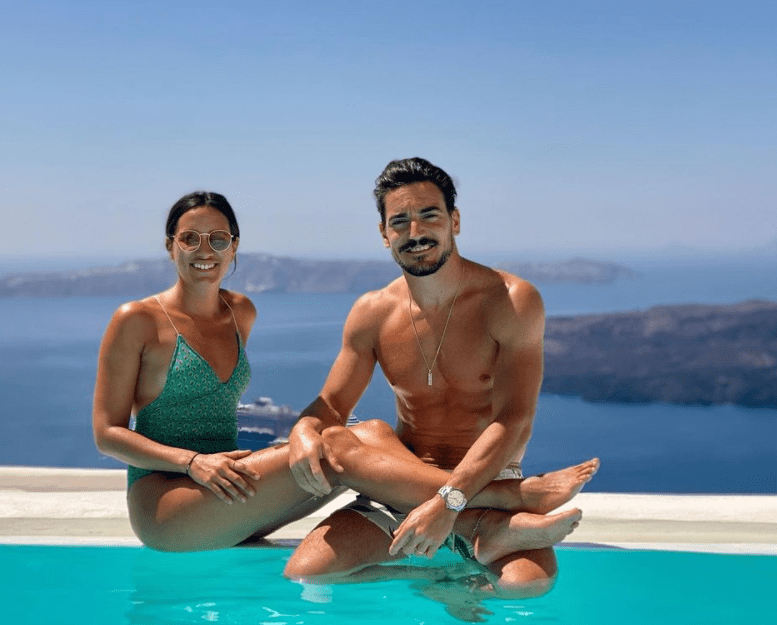 damian-quintero-with-his-wife-in-greece.