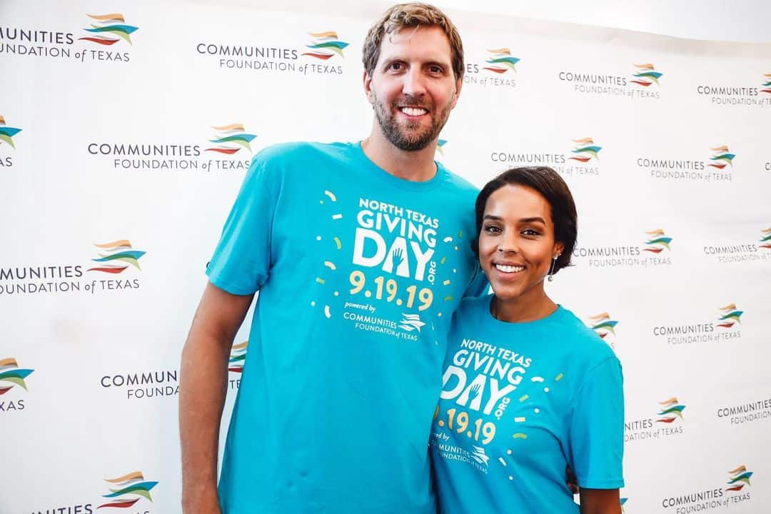 Jessica-Olsson-and-Dirk-Nowitzki-striking-a-pose-at-an-Event