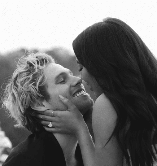 Sierra Deaton and Luke Hemmings from 5 seconds of summer, are engaged.