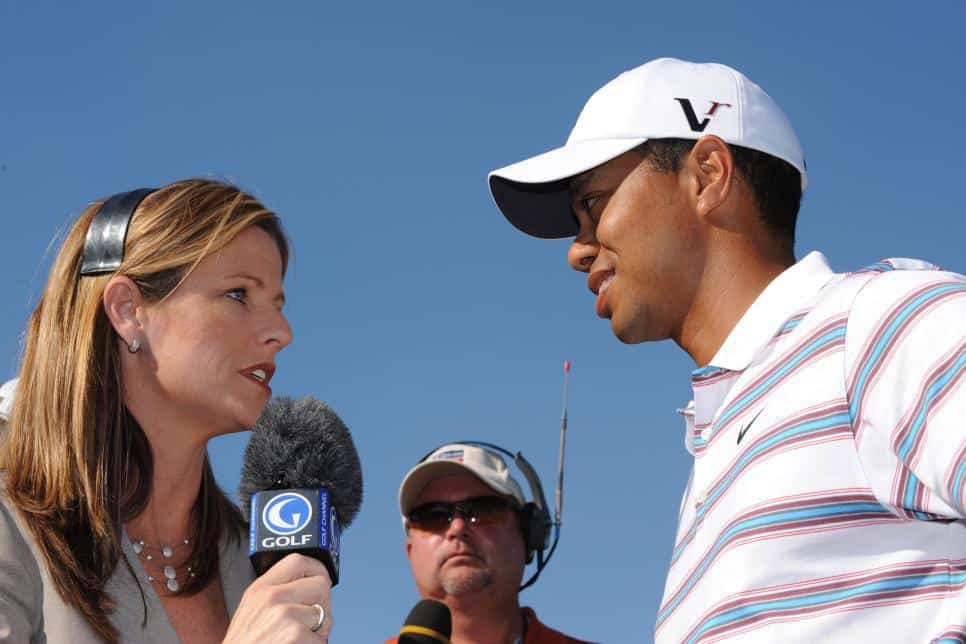 Kelly-Tilghman-talking-with-Tiger-Woods
