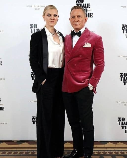Ella Craig and her father Daniel Craig posing for a photo in the premiere of the movie 