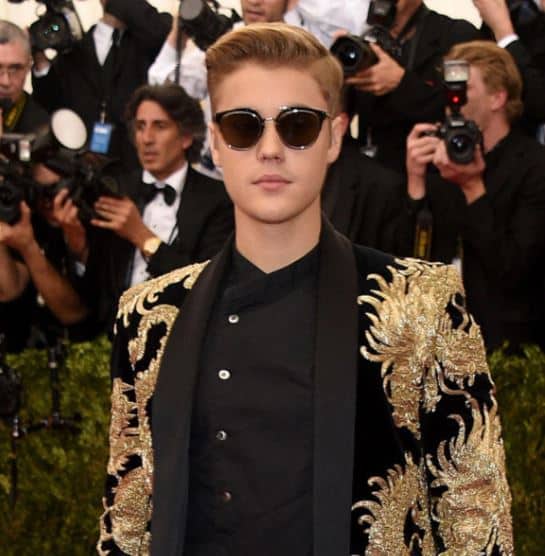 Justin was surrounded by dragons at the 2015 Met Gala (source E! Online)