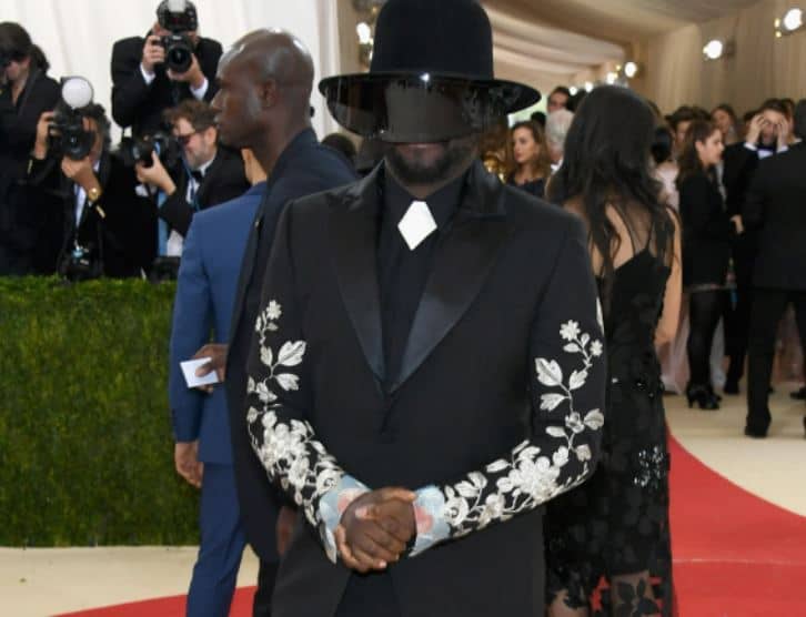 Will.i.am arrived at the 2016 Met Gala with a unique look (source GQ)