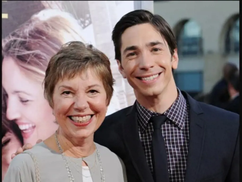 Justin Long with his mother