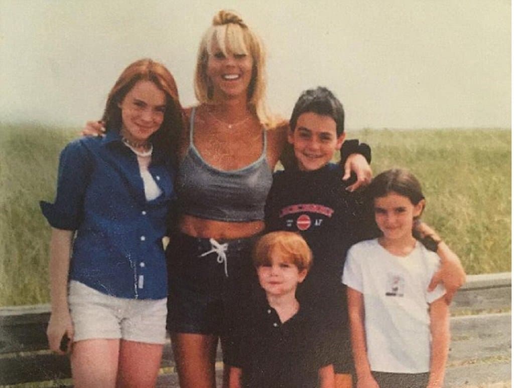 Lindsay Lohan posts flashback photo with her mother and siblings. 