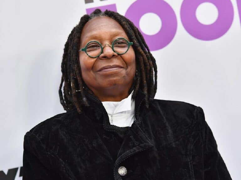 Who Is Whoopi Goldberg Dating Now? Did She Came Out As Gay? Daughter And Net Worth