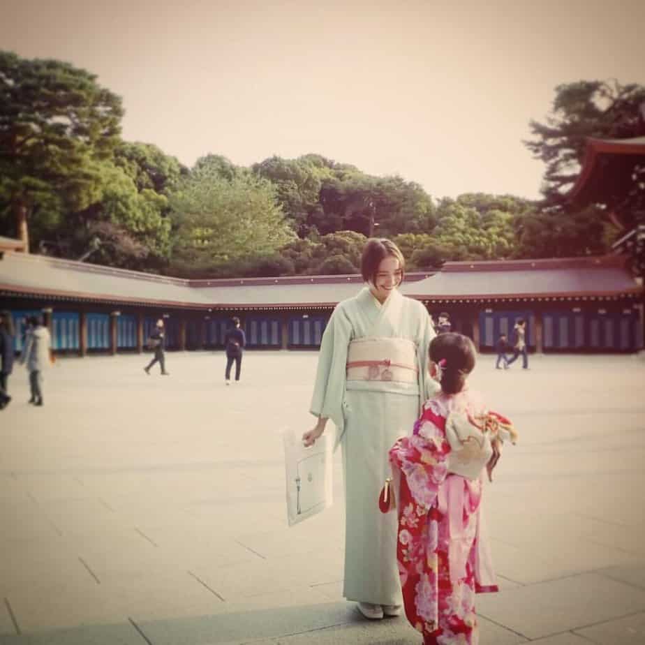 Yuya Yagira's wife Ellie and their daughter wearing a yukata (Source: Instagram)