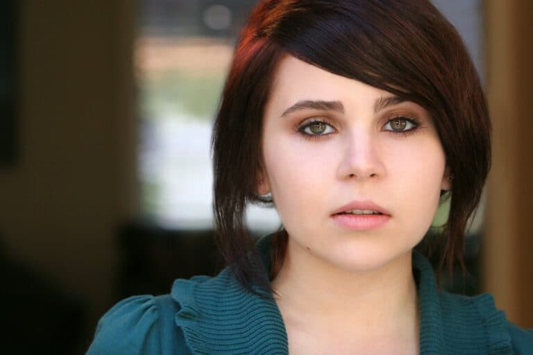 Mae Whitman Boyfriend: Who Is Arrested Development Actress Dating? Family And Net Worth