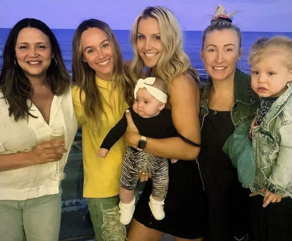 Shanri Vinson With Her Friends in Australia