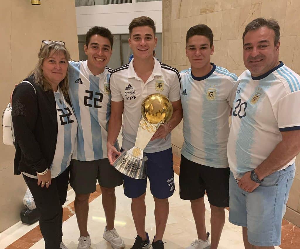 Julián Álvarez with his family, handling the Copa cup. 