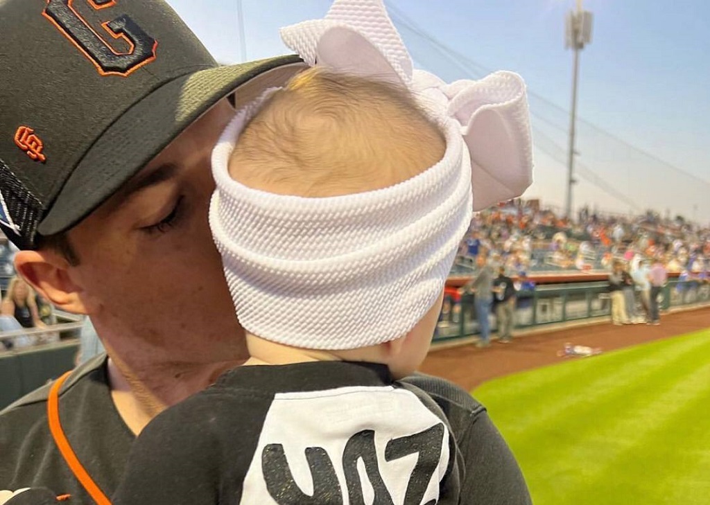 This picture is so cute. It shows the Father-Daughter duo of Mike Yastrzemski (Source: Instagram)