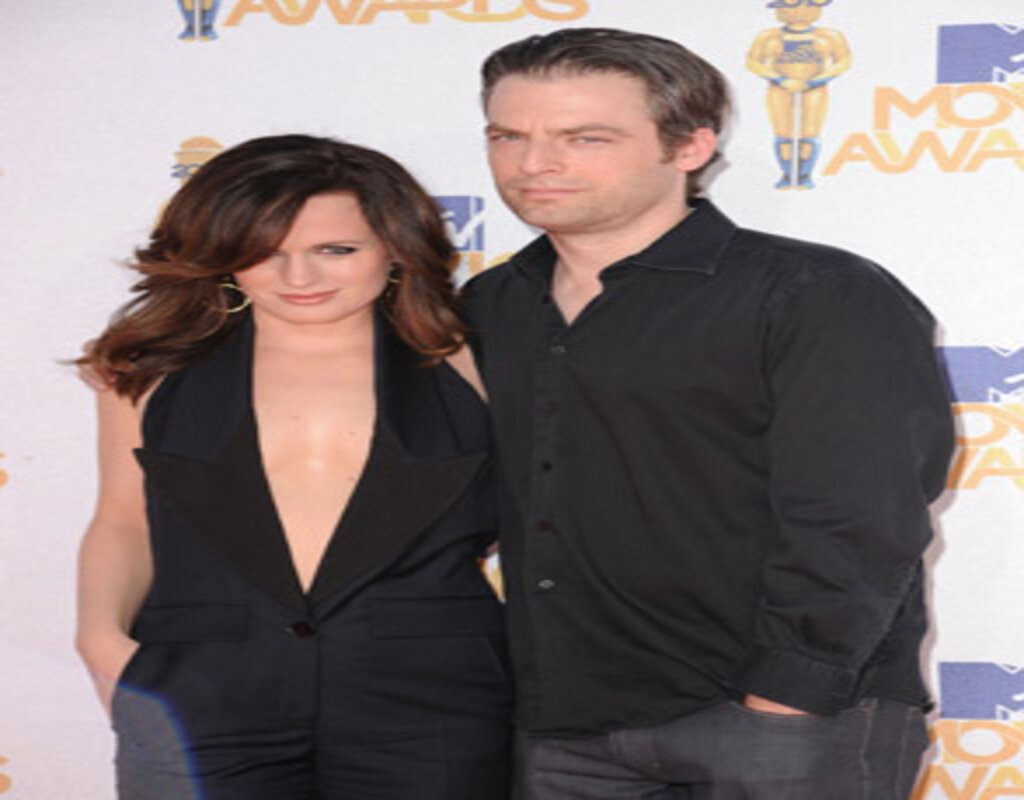 Elizabeth Reaser and Justin Kirk arrive at the 2010 MTV Movie Awards at Gibson Amphitheatre on June 6, 2010 in Universal City, California.