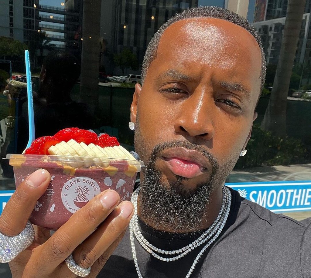 Safaree Samuels with a snack in his hand